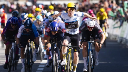 El británico Matthew Brennan, del Team Visma, se impone al sprint la quinta etapa.