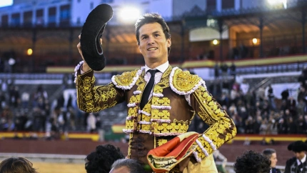 Daniel Luque en su salida a hombros este sábado en Castellón