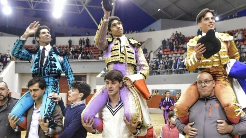 Cayetano, Sebastián Castella y Gonzalo Caballero, a hombros en Las Rozas (Madrid)