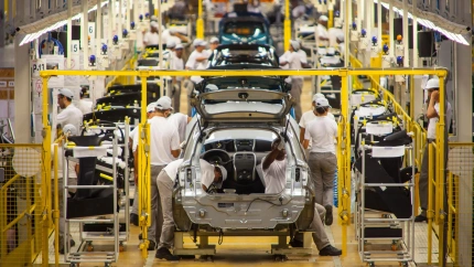 Trabajadores de la industria del automóvil en la cadena de producción de una fábrica