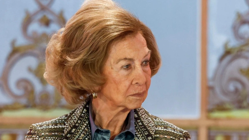 Aparición de la Reina Sofía sentada con el rostro serio