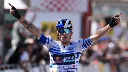 Primoz Roglic celebra la victoria en la última etapa de La Volta que le da también la general.