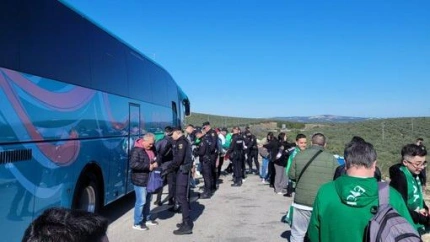Los aficionados del Elche fuera del autobús por el registro de la Policía Nacional