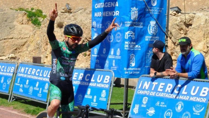 José David Martínez "Peque" del Brócoli Ciclista levantando las manos en la llegada al Castillo de Lorca