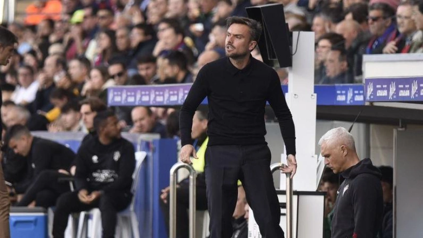 Rubén Albés en El Alcoraz.