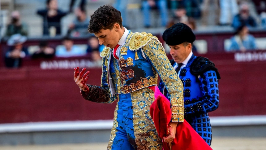 Mariscal Ruiz quejándose del grave corte sufrido en la mano derecha