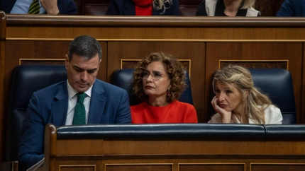 Pedro Sánchez (i), Presidente del Gobierno de España, María Jesús Montero (c), Vicepresidenta Primera y Ministra de Hacienda del Gobierno de España, y Yolanda Díaz (d), Vicepresidenta Segunda y Ministra de Trabajo y Economía Social del Gobierno de España, durante la sesión de control parlamentario al Gobierno en el Pleno del Congreso de los Diputados.