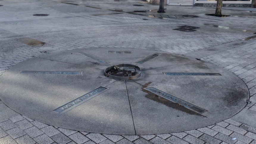 El Partido Popular lamenta que más de dos meses después del siniestro que derribó el monolito, el Ayuntamiento todavía no lo haya repuesto