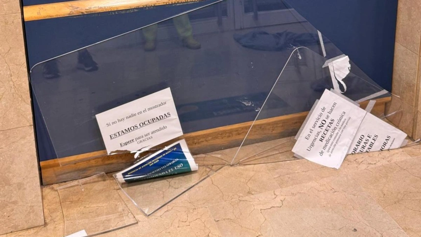 Estado de la mampara en el centro de salud de Villacañas