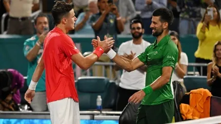 Jakub Mensik y Djokovic se saludan al término del partido