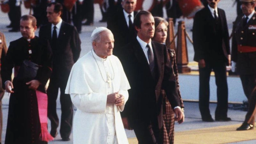 Juan Pablo II junto a los Reyes de España
