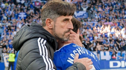 Paunovic abraza a Nacho Vidal en su estreno.