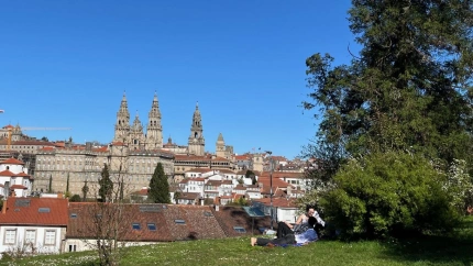 Varias personas toman el sol este lunes en La Alameda compostelana