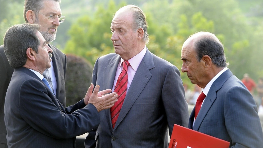 Imagen de archivo del Rey Juan Carlos con el entonces presidente de Cantabria, Miguel Ángel Revilla