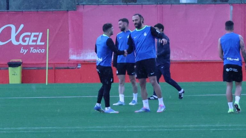 Muriqi, hablando con Pablo Maffeo en el entrenamiento de hoy