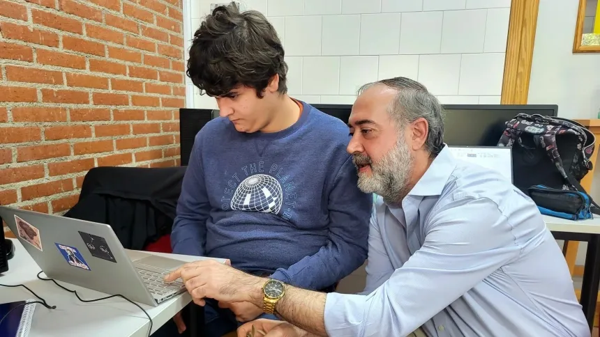 Mario padre e hijo en clase