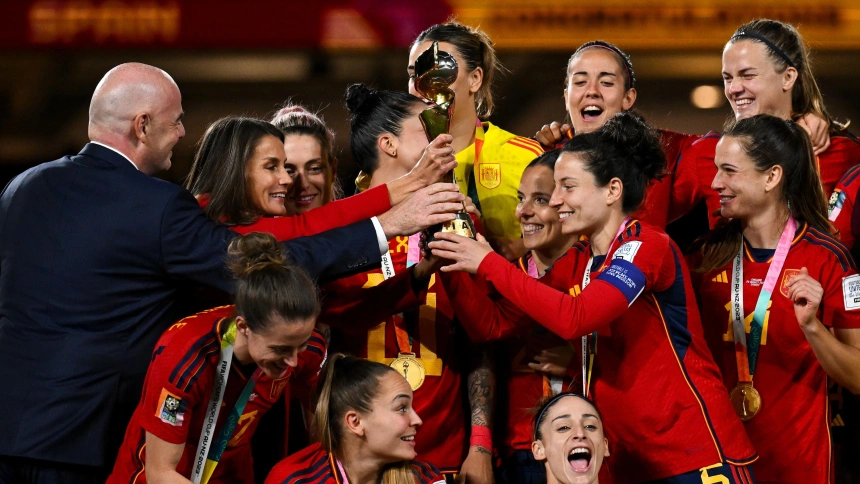Gianni Infantino entrega a las jugadoras españolas el trofeo de campeonas del mundo.