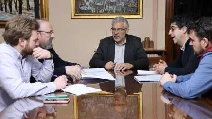 O alcalde de Lugo, Miguel Fernández, preside a reunión cos profesionais do transporte