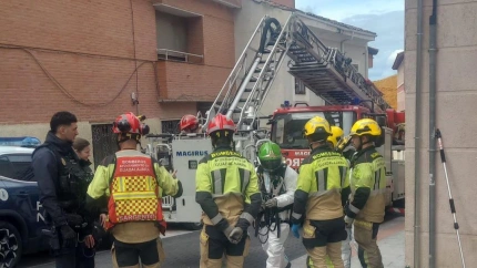Bomberos de Guadalajara sacando el cadáver de una septuagenaria en Guadalajara