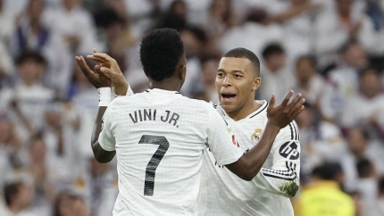Vinicius celebra con Mbappé el gol del Real Madrid al Valencia