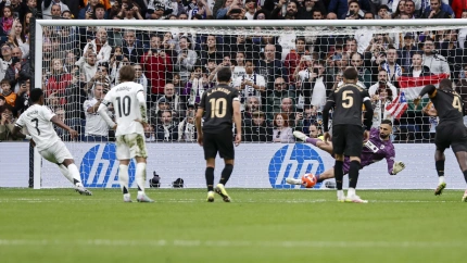 Mamardashvili le para un penalti a Vinicius, en el Real Madrid - Valencia