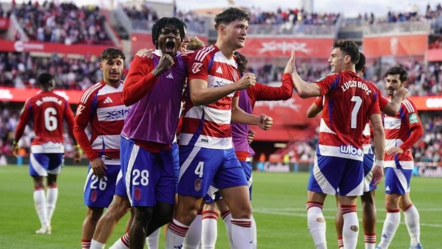 Los jugadores del Granada celebra el gol de su equipo