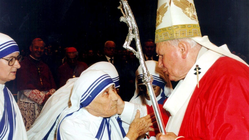 El Papa Juan Pablo II junto a la Madre Teresa en junio de 1997