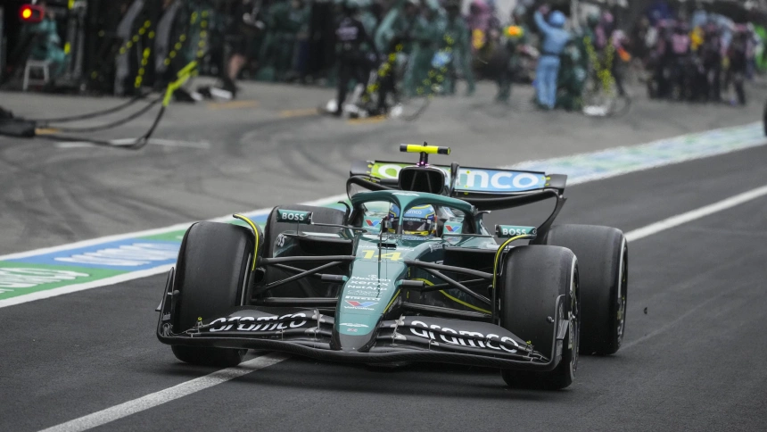 Fernando Alonso solo pudo ser undécimo en Suzuka con el Aston Martin.