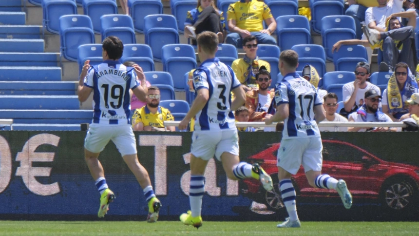 Los jugadores de la Real Sociedad celebral el gol de Aramburu en su partido contra Las Palmas