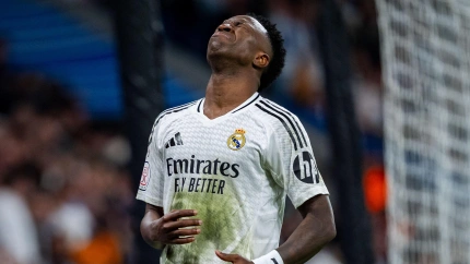 Vinicius Junior del Real Madrid CF se muestra decepcionado tras fallar un gol durante el partido de semifinales de la Copa del Rey entre el Real Madrid CF y la Real Sociedad en el Estadio Santiago Bernabéu