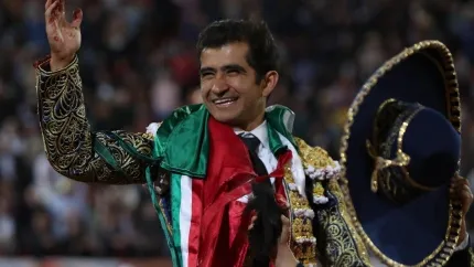 Joselito Adame, con una bandera mexicana al cuello, durante un festejo en la Monumental de México