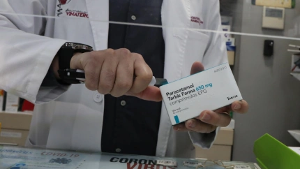 Un farmacéutico recorta el código de barras de una caja de Paracetamol