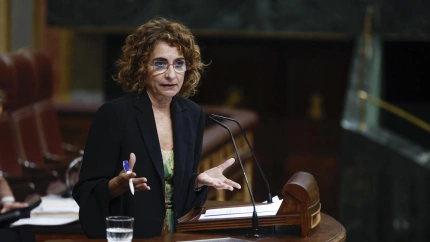 La vicepresidenta primera y ministra de Hacienda, María Jesús Montero, interviene durante el pleno del Congreso de los Diputados