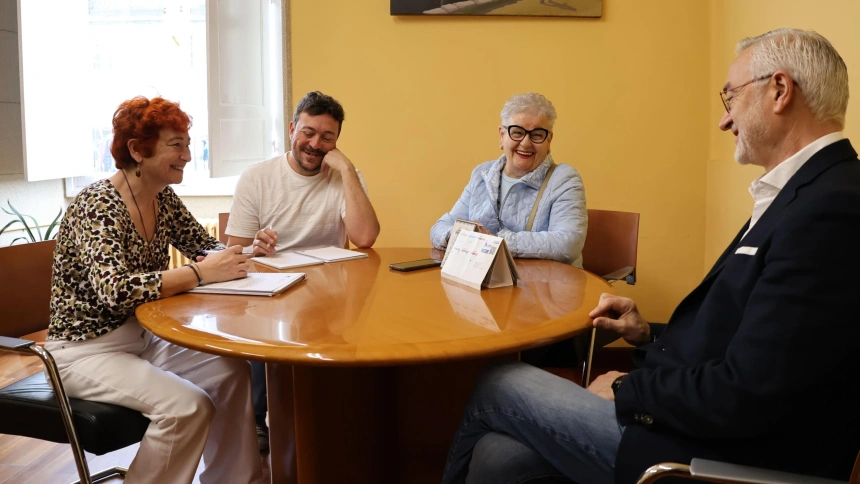A concelleira Maite Ferreiro mantivo a primeira xuntanza deste ano cos propietarios dos caldeiros e das casetas do polbo