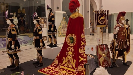 El manto de Teodosio, en el centro de la imagen, recién restaurado para participar en la Semana Santa