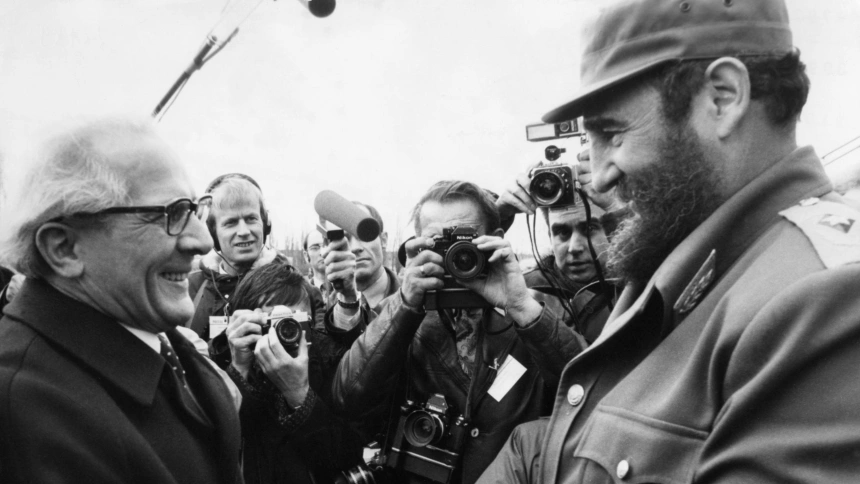 Fidel Castro saluda a Erich Honecker