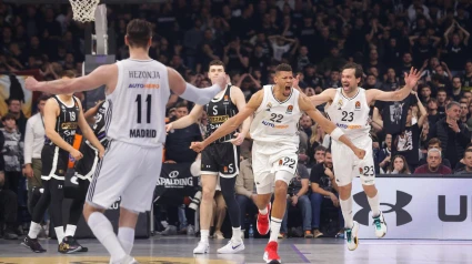 Los jugadores del Real Madrid celebran la canasta de Tavares