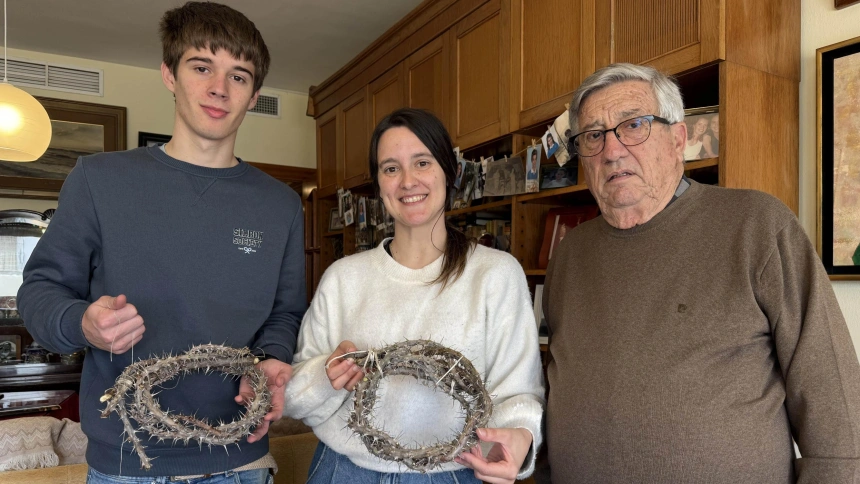 Ramón y sus nietos con la corona a medio terminar