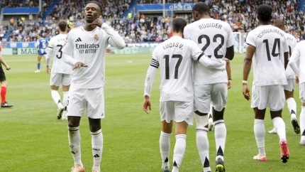 Camavinga celebra el gol con sus compañeros, en el Alavés - Real Madrid