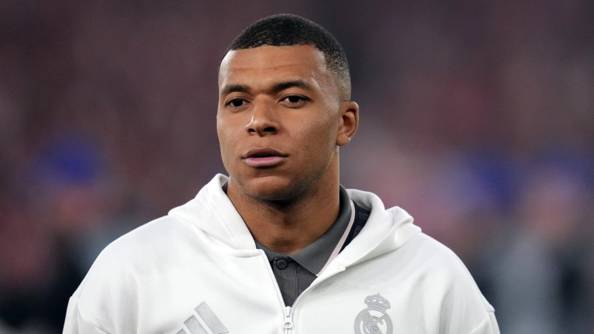 Kylian Mbappé antes del inicio de un partido del Real Madrid