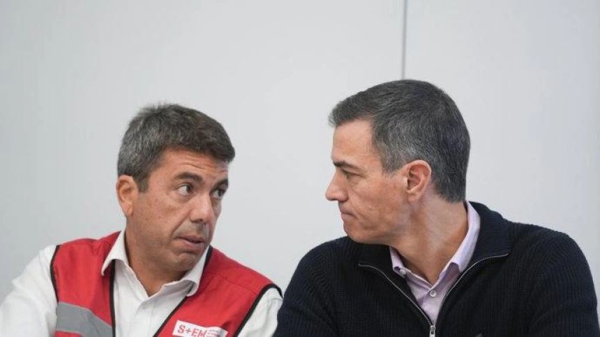 El presidente del Gobierno, Pedro Sánchez, y el 'president' de la Generalitat, Carlos Mazón, en el Centro de Coordinación de Emergencias - Jorge Gil - Europa Press