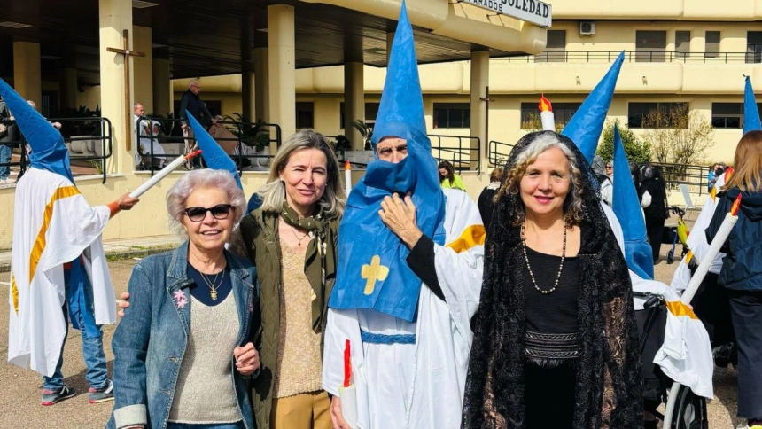 Procesión en la Residencia Virgen de la Soledad