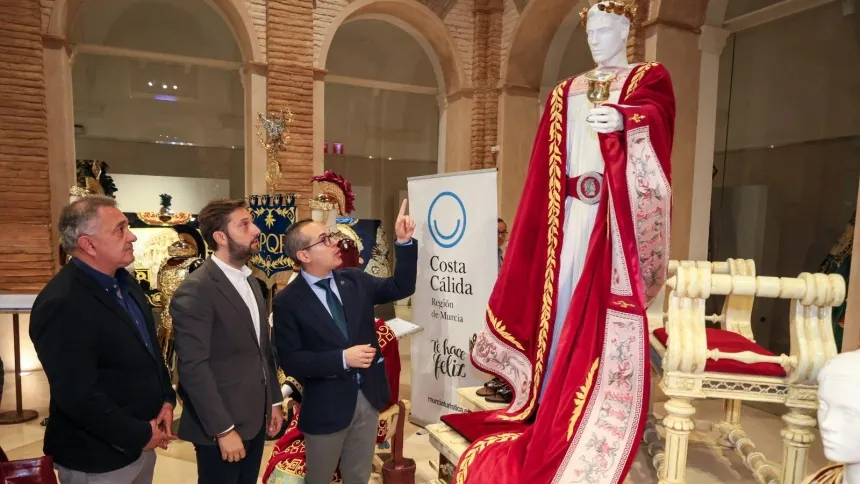 El presidente del Paso Azul muestra el nuevo traje de Nerón al director del Instituto de Turismo
