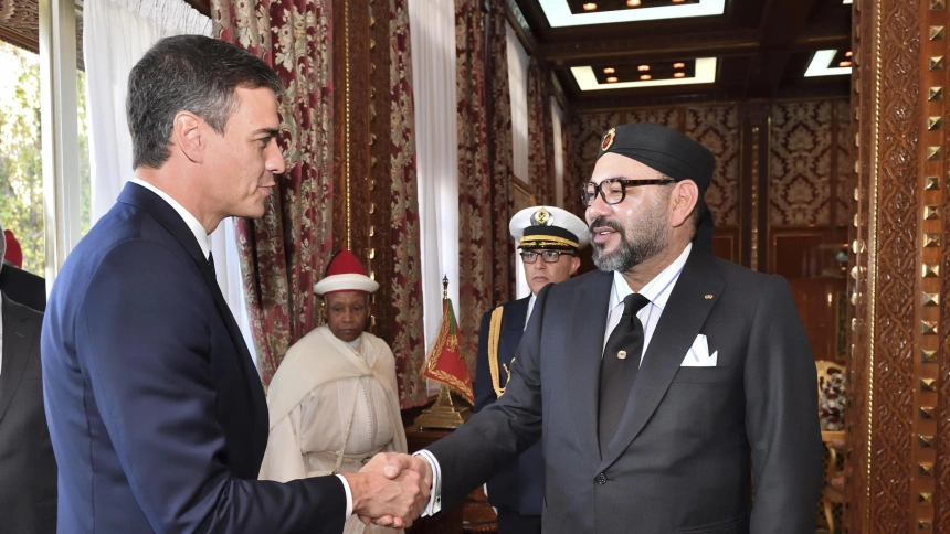 This photo provided by the Moroccan Royal Palace shows Spanish Prime Minister Pedro Sanchez, left, greeted by Moroccan King Mohammed VI prior to their lunch at the Royal Palace in Rabat, Morocco, Monday, Nov. 19, 2018. Sanchez urged greater cooperation on migration while making his first visit Monday to Morocco, a jumping-off point for a growing number of migrants trying to reach Spain and get a foothold in Europe. (Moroccan Royal Palace via AP)