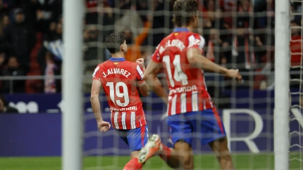Julián Álvarez celebra su segundo gol de penalti, en el Atlético - Real Valladolid