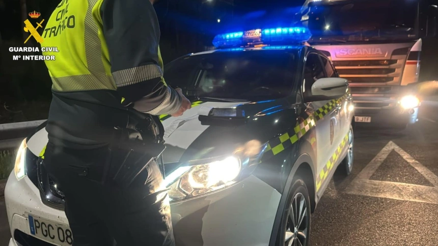 Imagen del operativo que logró interceptar al camionero en la carretera Santiago-Noia