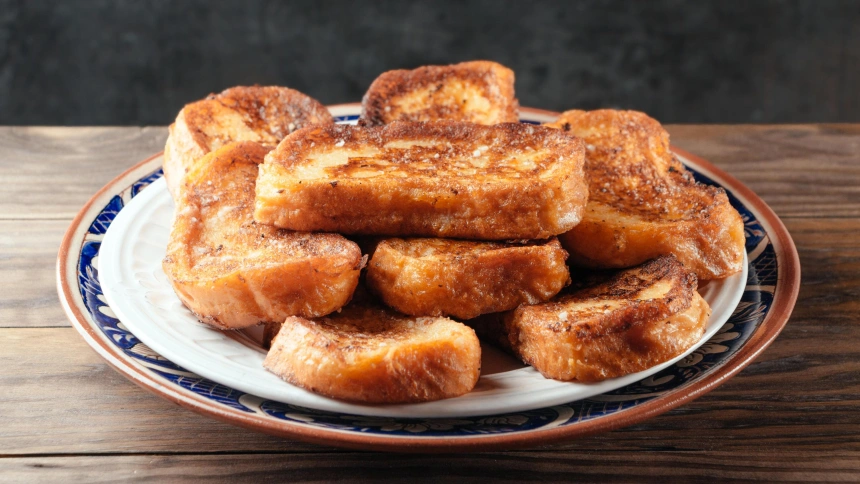 Imagen de archivo de un plato de torrijas