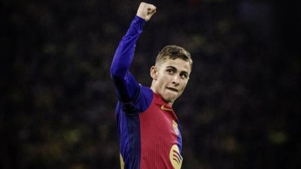 Fermín, jugador del Barcelona, celebra el autogol del Dortmund