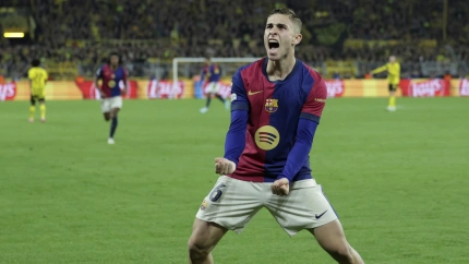 Fermín, jugador del Barcelona, celebra el autogol del Dortmund