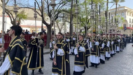 Cortejo de acólitos ante la urna del Santo Entierro